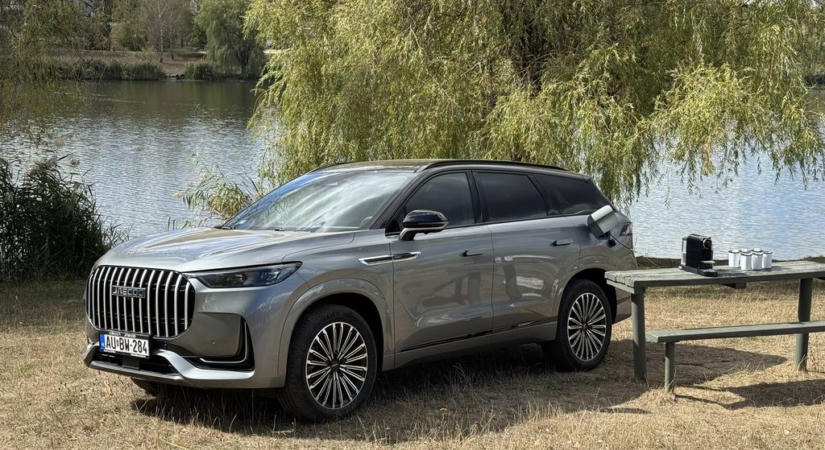 Négy motor, hét ülés és 428 lóerő elég lesz?