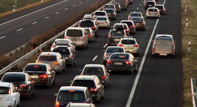 Autósok, figyelem! Újabb terelés nehezíti a közlekedést az M5-ösön