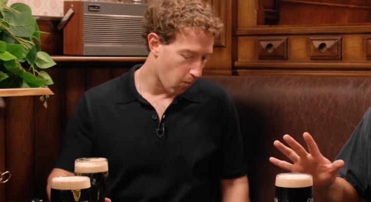 A nap videóján Mark Zuckerberg megpróbál úgy csinálni, mintha nem utálná a Guiness-t