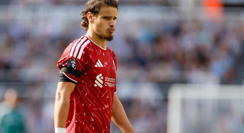 Botrány a láthatáron? A Liverpool focistája lájkolt egy videót, amiben éppen a magyar csapattársát osztják bloggerek