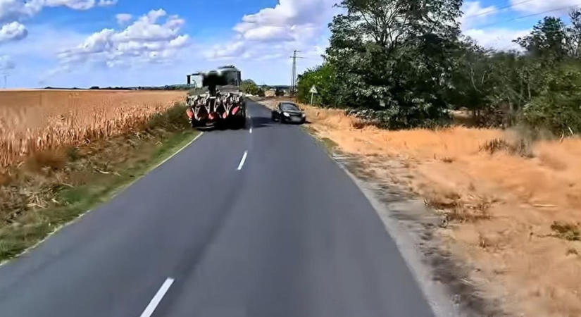 Életveszélyes: Beláthatatlan kanyarban előzte a kombájnt, majd kamion jött vele szembe - videó