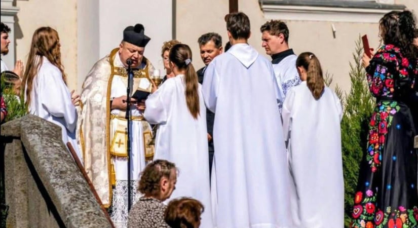 Felújították a kónyi templom kerítés, a műemlék környezet miatt nem volt egyszerű