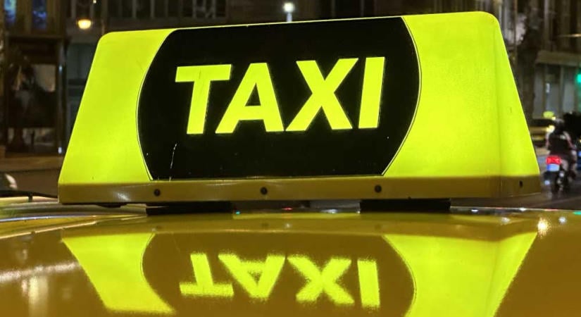Trükkök százaival húzta le utasait az áltaxis nő – őrizetbe vette a rendőrség
