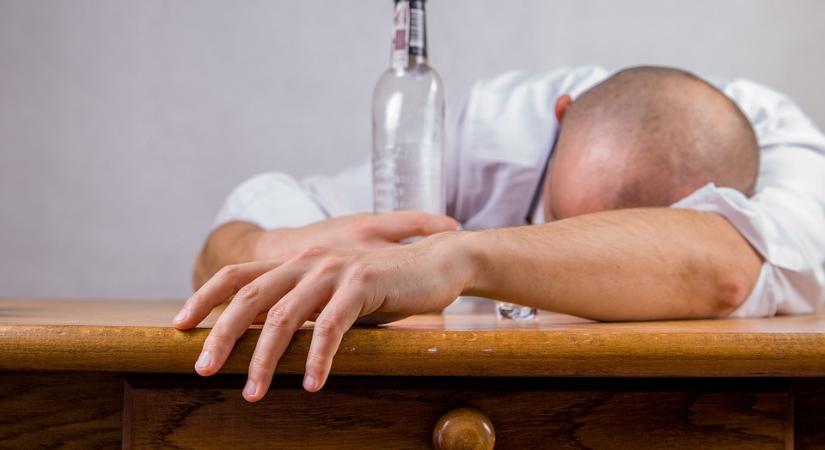 Addig itatta a nő az idős debreceni férfit, míg az elaludt, majd meglépett a nyugdíjával