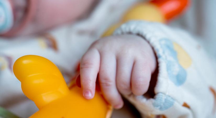 Hazatérhetett szüleihez a kisfiú, akit a gyámhivatal a születése után a kórházból egy csecsemőotthonba küldött