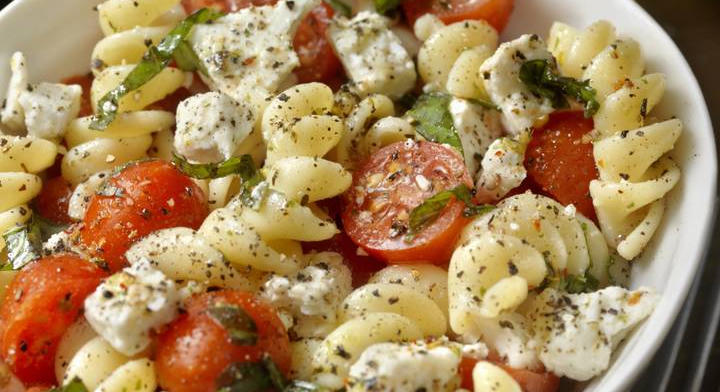 Gyors mediterrán tésztasaláta: tökéletes elviteles ebéd nyárra