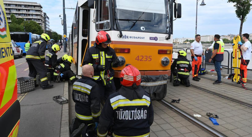 Egy hatéves kisfiút gázolt el a villamos a Batthyány téren – Meg kellett emelni a szerelvény oldalát, hogy ki tudják venni a gyermeket alóla