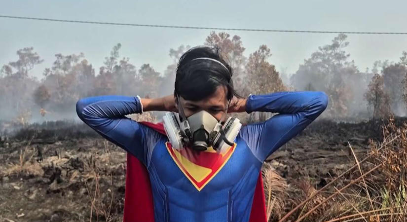 Superman-jelmezben küzd az erdőtüzek ellen egy 17 éves fiú, a róla készült videók bejárták az internetet