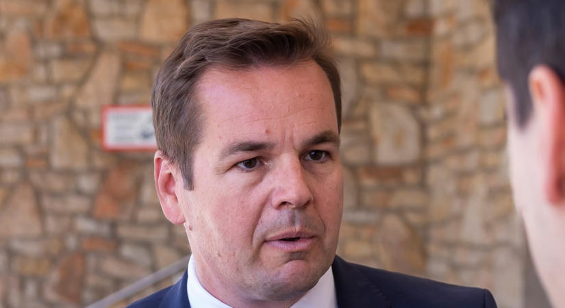 Bosszúról beszél Németh Balázs miután biztonságiak vezették ki a köztévéből kirúgott Gulyás Istvánt