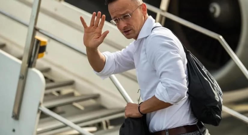 Feljelentést tett Szijjártó magánrepülőzése miatt a külügyminiszter