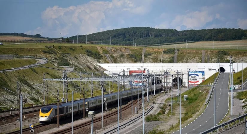 Most érkezett: súlyos baleset a La Manche csatornánál, vonattal ütközött egy busz, rengeteg a sérült