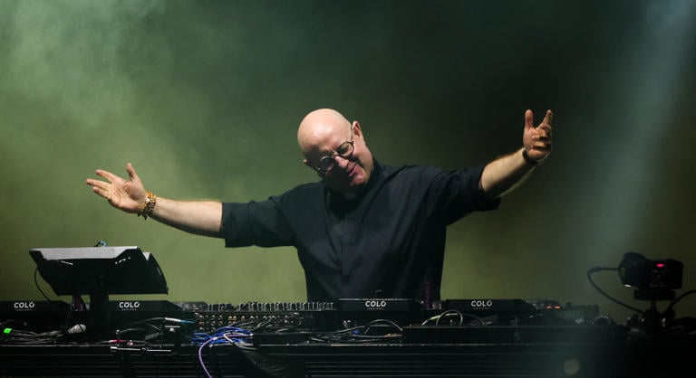 Mit keres egy katolikus pap-DJ a Budapest Park nagyszínpadán?