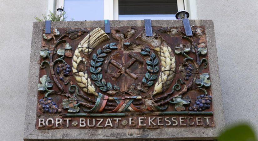Igazi ritkaságokat rejtenek a tatabányai erkélyek: fotókon a pompás domborművek