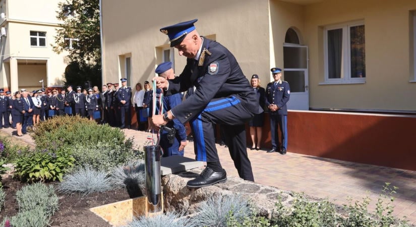 Ötvenéves a miskolci rendőrképzés, időkapszulát is elhelyeztek a jubileumon