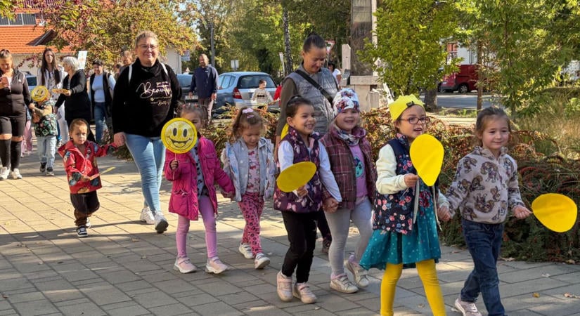 Mosolymenet Kunszentmiklóson: boldogságot vittek a városba a Mesevilág Óvoda gyermekei  fotók