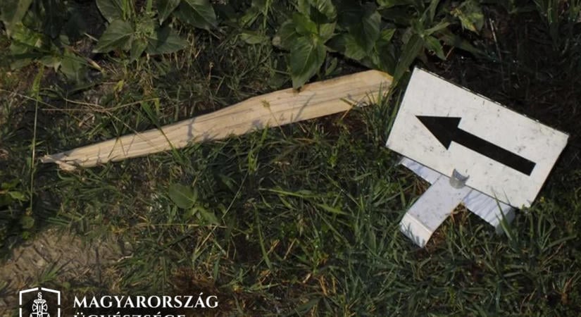 Életveszélyt okozó testi sértés miatt emeltek vádat egy férfi ellen, aki fakarókkal támadt áldozatára