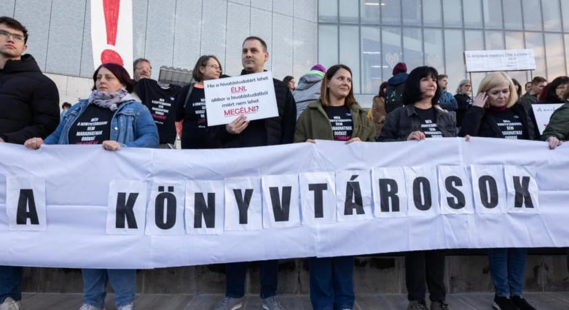 Azonnali béremelést követeltek a demonstráló közgyűjteményi és közművelődési dolgozók Pécsen