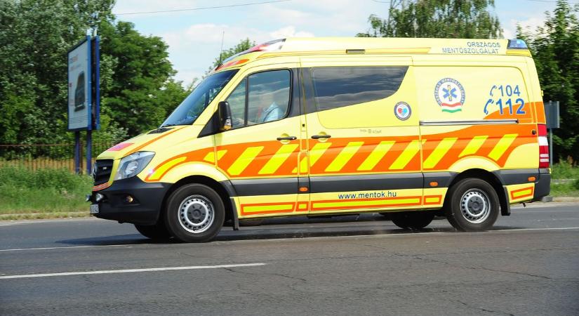 Baleset az M6-oson: mentők robogtak a helyszínre