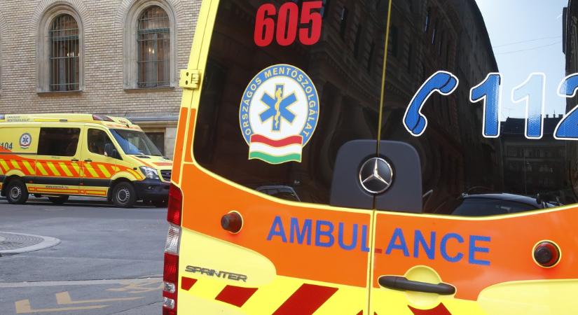 Bajba kerültek a mentők az M1-esen, többen is a segítségükre siettek
