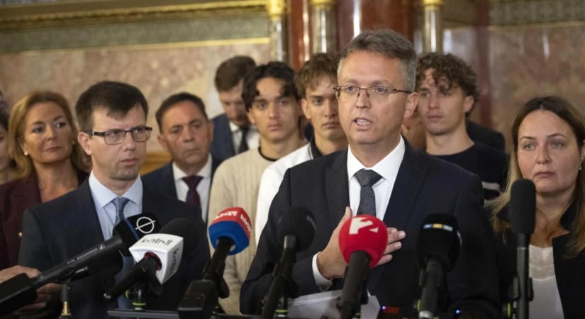 Az ügyészségre indult Hankó Balázs, miután felszólították a Parlament elhagyására