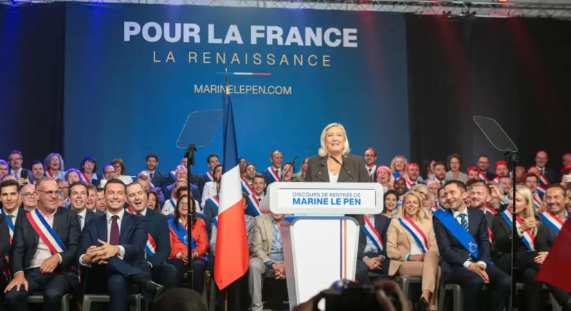Marine Le Pen kiállt pártjának elnöke mellett, akinek antiszemita üzeneteket tulajdonít a Mediapart