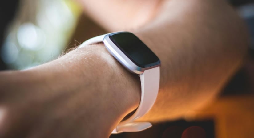 A Google bemutatta a 46%-kal nagyobb képernyőjű Fitbit Edge-et