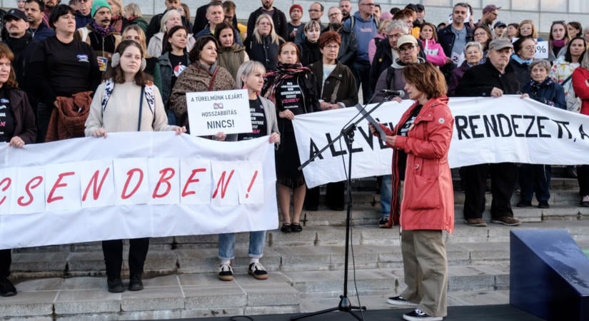 Tüntettek a kulturális dolgozók Pécsen: bérrendezést és valódi felzárkóztatást követelnek