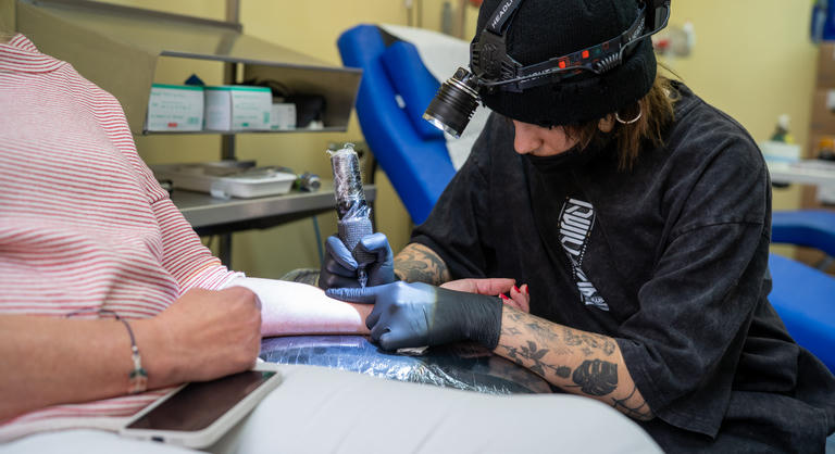 Viszlát, szenvedés, itt a világ első fájdalommentes, tűpisztoly nélküli tetoválása