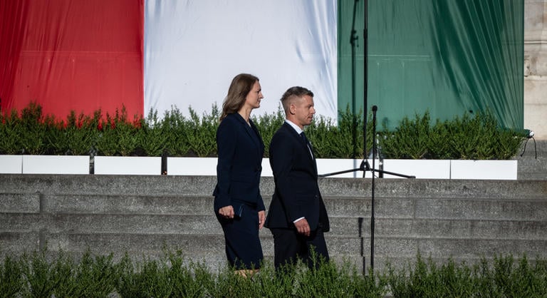 Magyar Péter beszédet mond a Kossuth téri tisztavatáson