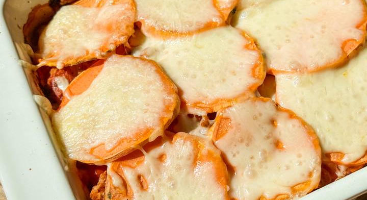 Rakott édesburgonya darált húsos raguval: tartalmas, szaftos ebédötlet