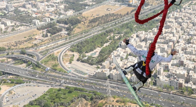 Súlyos bungee jumping baleset a SZIN-en: a fiatal férfi nyakára tekeredett a kötél