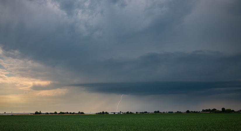 Zivatarokkal búcsúzik a meteorológiai nyár, de a hőség még jó darabig velünk marad