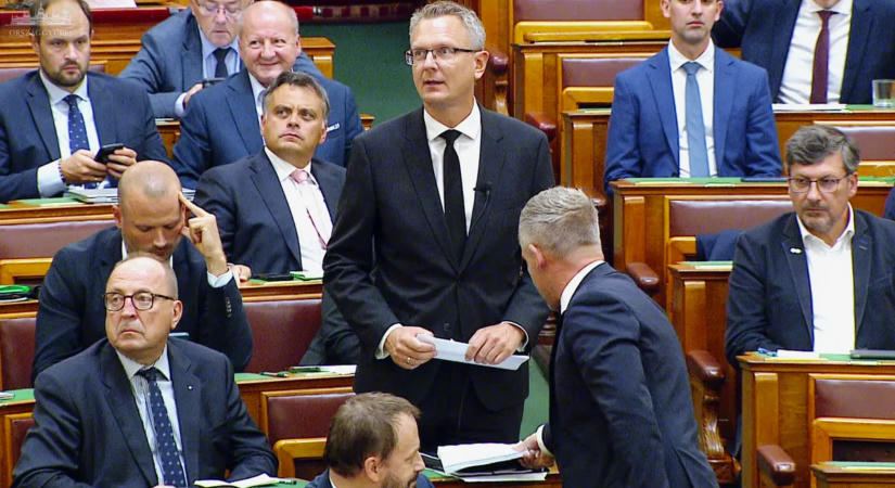 Magyar Péter közbeszólásokkal zavarta a frakcióvezetők felszólalását