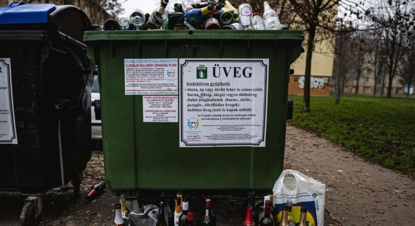 Üvegek sorakoznak a kamrában? Egy hétig öt helyen is leadhatja őket Cegléden