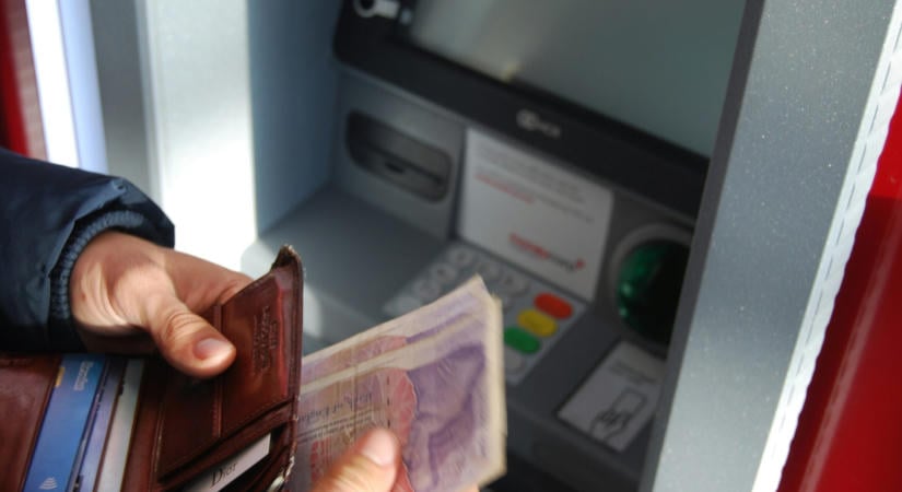 Meglepő döntést hozott az Erste, a Revolut-kártyásokat érinti