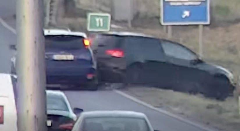 Nem tartott megfelelő követési távolságot, majd pánikszerűen rántotta el a kormányt – árokba csapódott az M3-ason