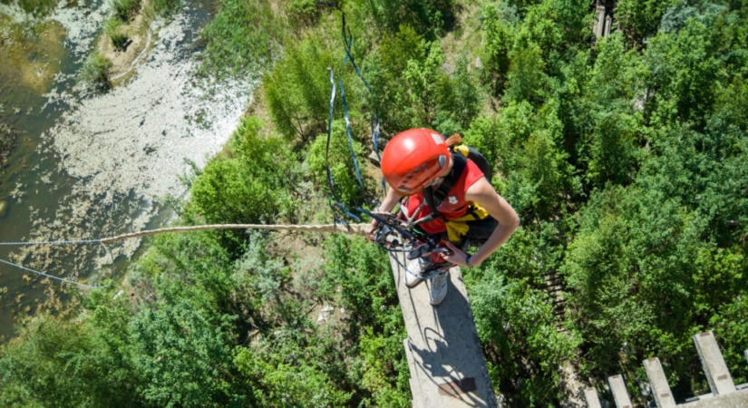 Sziklának csapódott és meghalt egy 21 éves nő bungee jumping közben