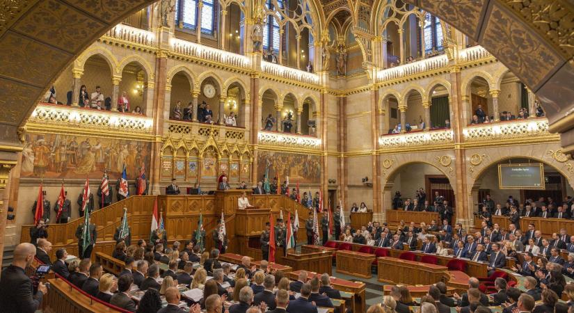 A képviselői tiszteletdíjak csökkentéséről és a devizahiteles perek felfüggesztéséről is szavaznak ma