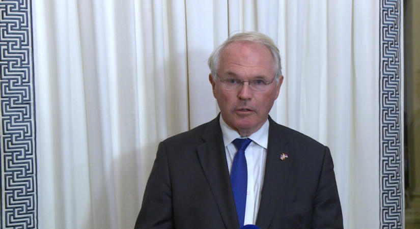 Hill: Fontosabb a szerb fegyverszállítás Ukrajnának, mint az uniós szankciókhoz való igazodás