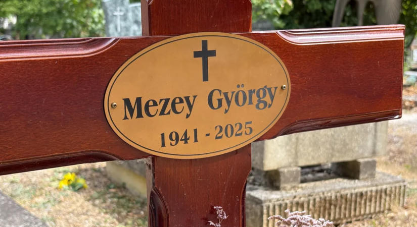 Szívszorító látványt nyújt a tavaly elhunyt Mezey György sírhelye, reagált az MLSZ – fotó