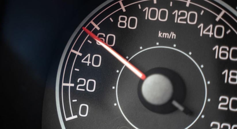 Mi a fene az a 60 km/h alatti műszaki sebesség?