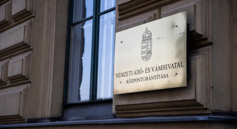 Seszták Miklós már a börtönben, volt gazdasági igazgatója azonban még mindig a NAV élén