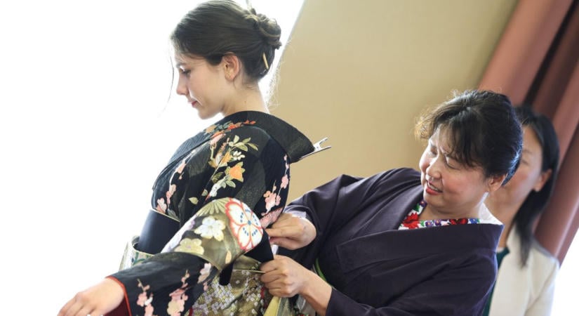Ruhadarab, amely mögött egy egész kultúra rejlik – a japán kimonó titkaiba avatták be az érdeklődőket a Pannon Egyetemen (galéria  videó)