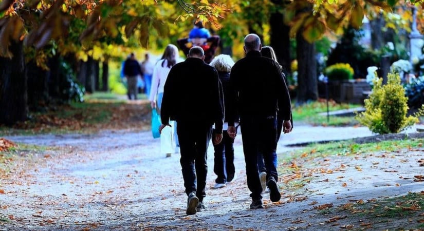 Halottak napja Kecskeméten: szigorítják a temetői behajtást, ingyenes kisbuszok segítik a látogatókat