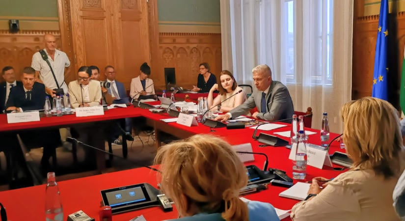 Négy vizsgálóbizottság jelentéstételi határidejét hosszabbítaná meg a Tisza