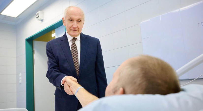 Meglátogatta a balesetet szenvedett Gripen-pilótát Baka András