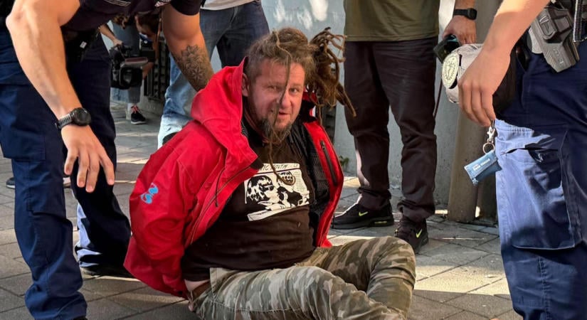 Tojással próbálta megdobni Magyar Pétert egy férfi Szolnokon