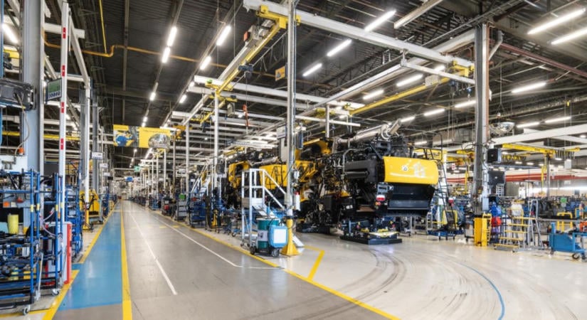 775 lóerő és 120 év tapasztalat: itt készülnek a New Holland óriáskombájnjai