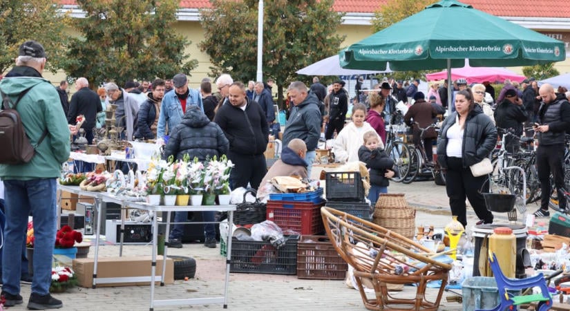 Meglepő tárgyak is előkerültek: nagy volt a nyüzsgés a nyíregyházi régiségvásáron vasárnap (fotókkal)