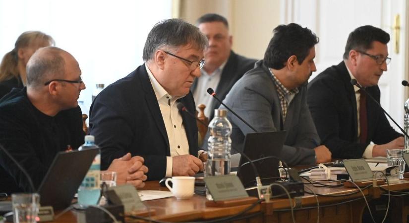 Közgyűlés: figyelmeztették a polgármestert, nem hívják meg Szalay Ferencet – cikkünk folyamatosan frissül